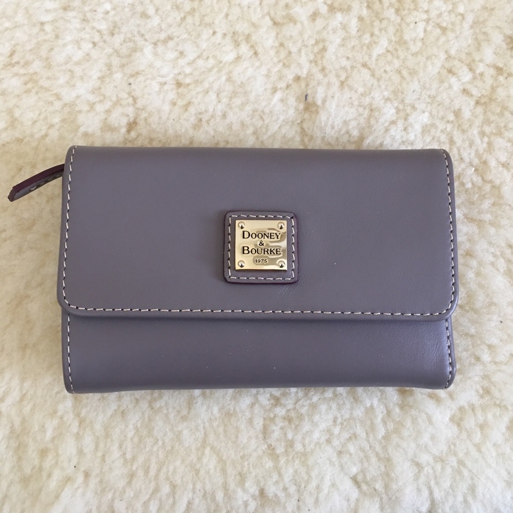 Dooney & Bourke smooth leather flap wallet / taupe